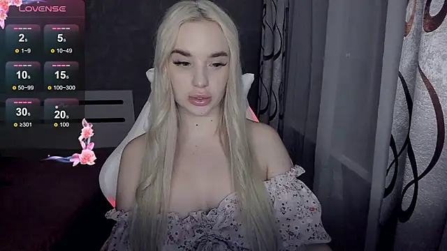 Snapshot of KiraKrox chatting on 02.18.26 KiraKrox online show from 02.18.26