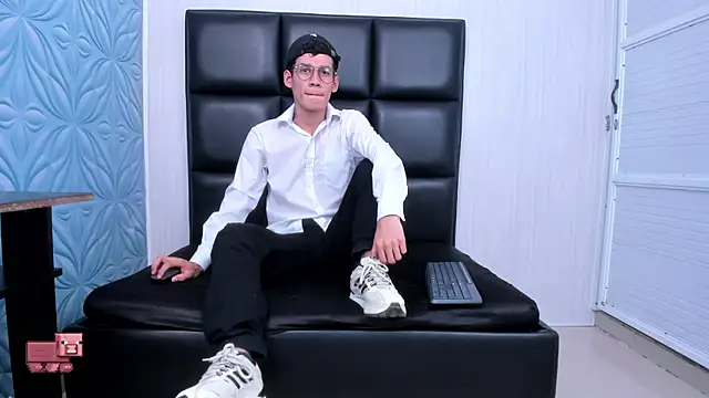 Snapshot of LittleMax23 chatting on 09.23.25 LittleMax23 online show from 09.23.25