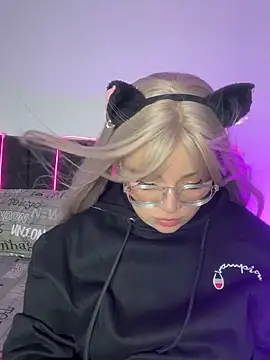 Snapshot of Annie_Grosse chatting on 09.18.25 Annie Grosse online show from 09.18.25