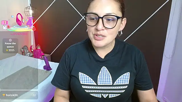 ScarletHott  online show from 10.22.25