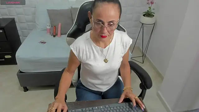 yulitza1025 online show from 11.27.25