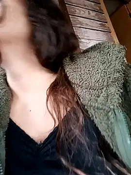 Snapshot of BomBomLuu chatting on 12.13.25 BomBomLuu online show from 12.13.25