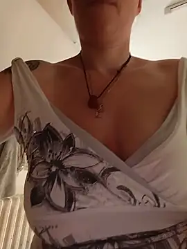 Snapshot of Sophierob1 chatting on 06.17.26 Sophierob1 online show from 06.17.26