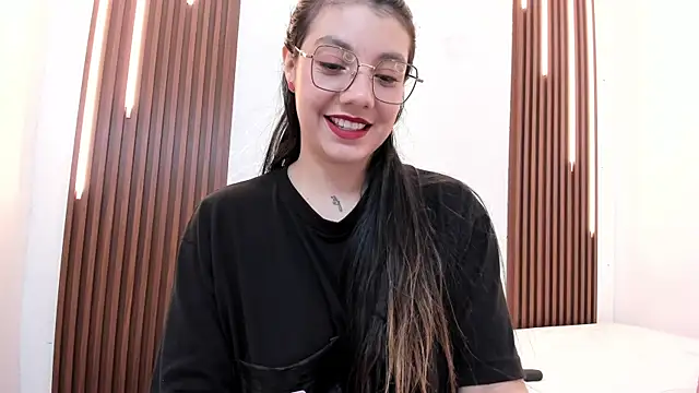 Snapshot of CarolinaMejia chatting on 10.04.25 CarolinaMejia online show from 10.04.25