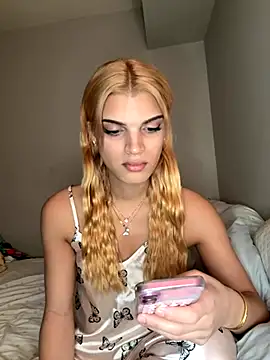 Snapshot of AriDaBratzDoll chatting on 09.26.25 AriDaBratzDoll online show from 09.26.25