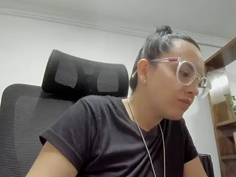 Snapshot of dalila_macherano1 chatting on 10.24.25 dalila macherano1 online show from 10.24.25