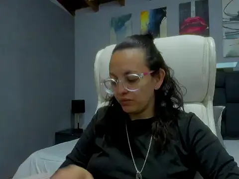 Snapshot of dalila_macherano1 chatting on 11.15.25 dalila macherano1 online show from 11.15.25