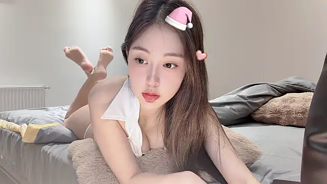 Snapshot of Aquarius-002 chatting on 10.24.25 Aquarius-002 online show from 10.24.25