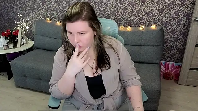 Snapshot of Lillit__ chatting on 10.21.25 Lillit online show from 10.21.25