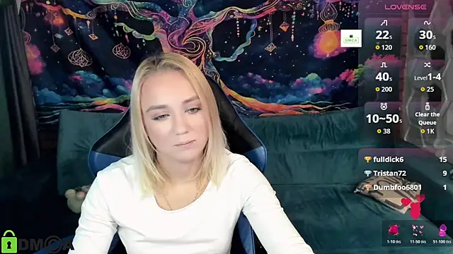 Snapshot of CrystalGirl99 chatting on 10.27.25 CrystalGirl99 online show from 10.27.25