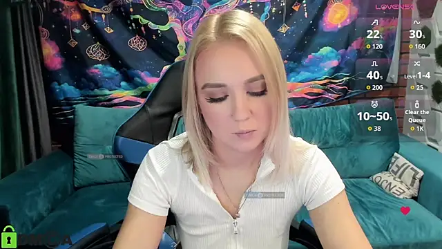 Snapshot of CrystalGirl99 chatting on 11.19.25 CrystalGirl99 online show from 11.19.25