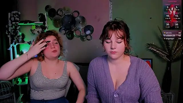 Snapshot of lola_sun12 chatting on 12.17.25 lola sun12 online show from 12.17.25