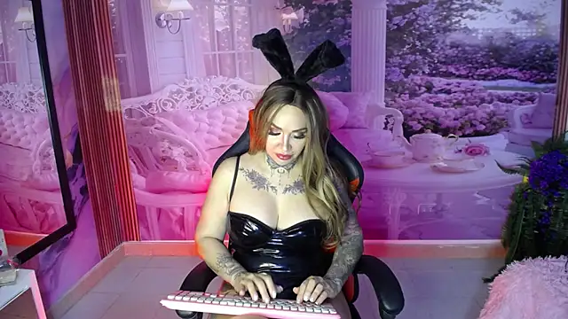 Layla-Watson online show from 10.03.25