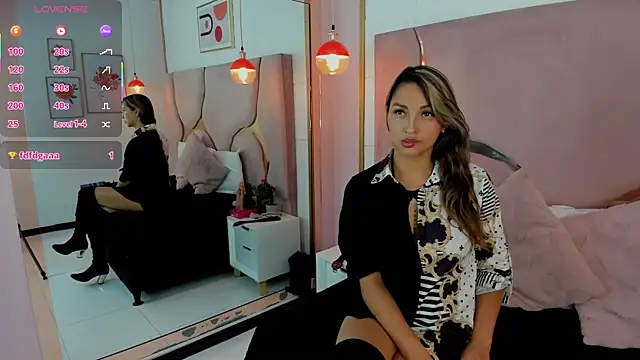 Maiyajoness online show from 12.20.25