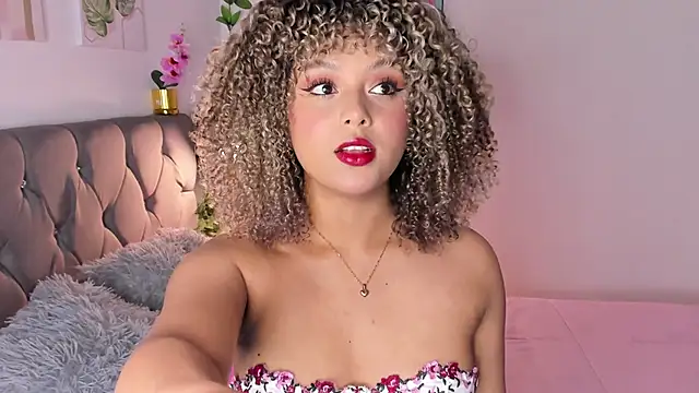 Snapshot of isajonnes18 chatting on 10.25.25 isajonnes18 online show from 10.25.25