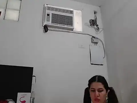 Bratzhot09 online show from 11.18.25