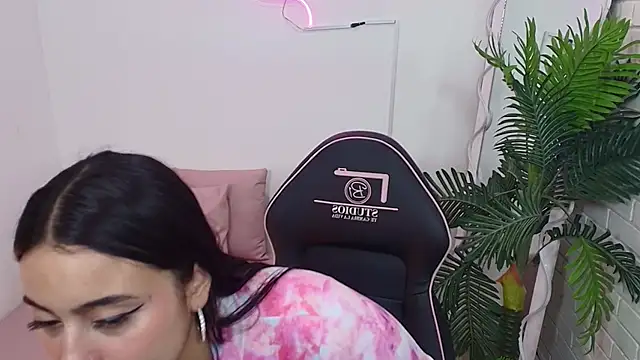 Snapshot of Darling_tay chatting on 10.01.25 Darling tay online show from 10.01.25
