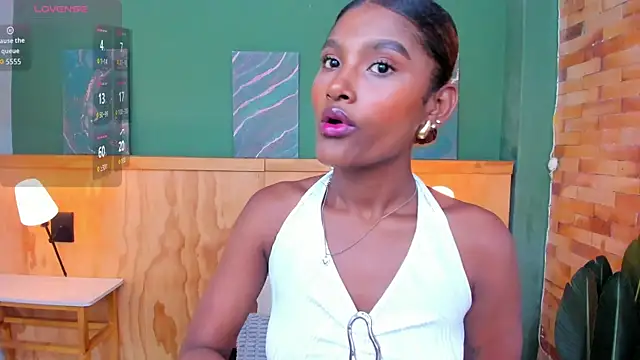 Snapshot of halleylorens chatting on 02.19.26 halleylorens online show from 02.19.26