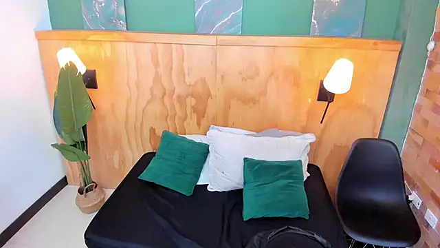 Snapshot of halleylorens chatting on 02.24.26 halleylorens online show from 02.24.26