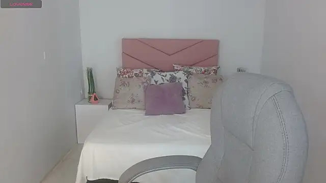 Snapshot of SarayVega_ chatting on 10.17.25 SarayVega online show from 10.17.25