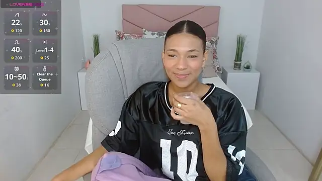 Snapshot of SarayVega_ chatting on 10.23.25 SarayVega online show from 10.23.25