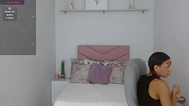 Snapshot of SarayVega_ chatting on 10.31.25 SarayVega online show from 10.31.25