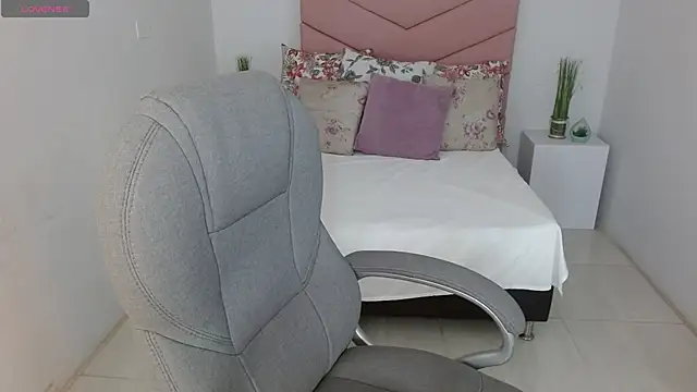 Snapshot of SarayVega_ chatting on 11.04.25 SarayVega online show from 11.04.25