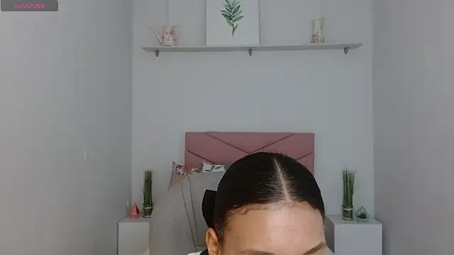 Snapshot of SarayVega_ chatting on 11.05.25 SarayVega online show from 11.05.25