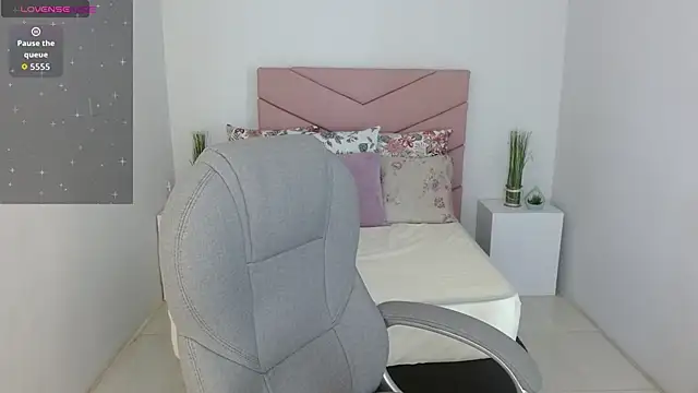 Snapshot of SarayVega_ chatting on 11.07.25 SarayVega online show from 11.07.25