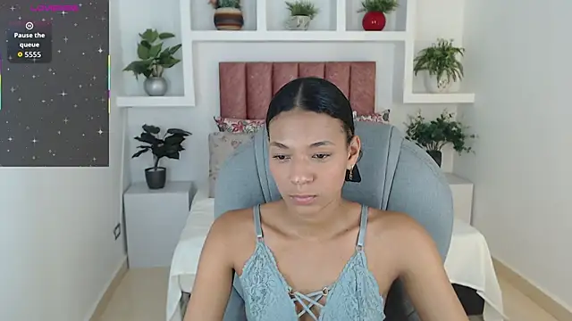 Snapshot of SarayVega_ chatting on 11.14.25 SarayVega online show from 11.14.25