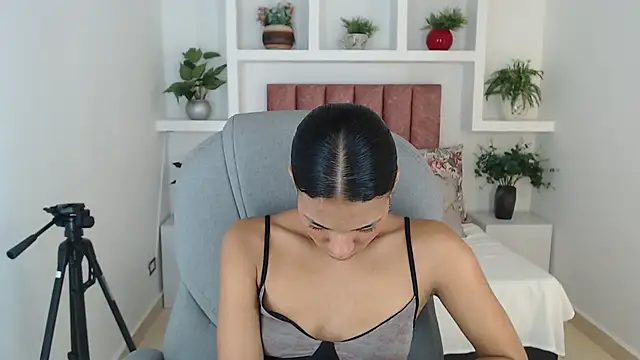 Snapshot of SarayVega_ chatting on 11.19.25 SarayVega online show from 11.19.25