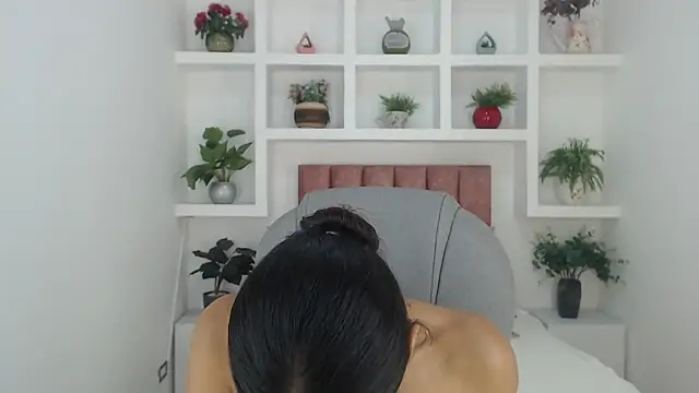 Snapshot of SarayVega_ chatting on 11.21.25 SarayVega online show from 11.21.25