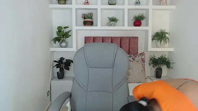 Snapshot of SarayVega_ chatting on 12.01.25 SarayVega online show from 12.01.25