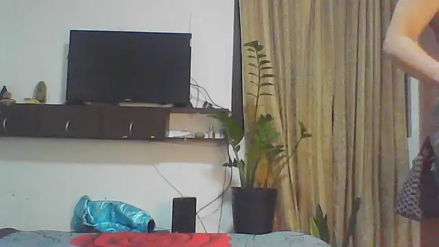 naiaratobon   online show from 10.24.25