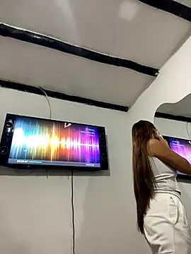 Sara-cooper2 online show from 10.28.25