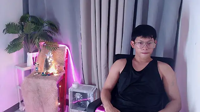 Snapshot of pinkcock_froi2305 chatting on 11.17.25 pinkcock froi2305 online show from 11.17.25