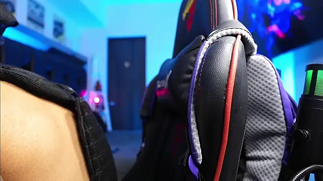 logan hugh8 online show from 02.26.26