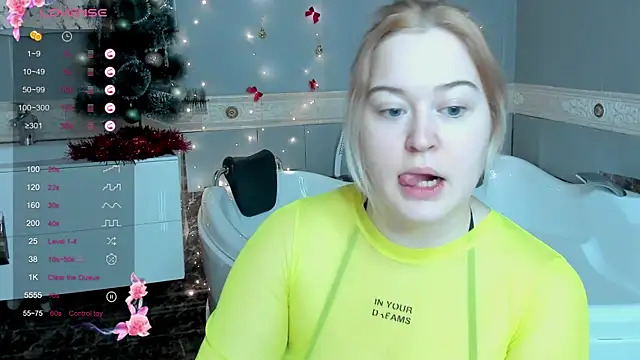 Snapshot of HelenHartt chatting on 12.23.25 HelenHartt online show from 12.23.25