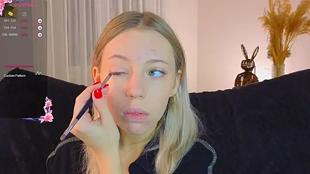 NyxaThorn online show from 11.15.25