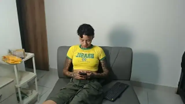 Snapshot of ParisAndVi chatting on 11.28.25 ParisAndVi online show from 11.28.25