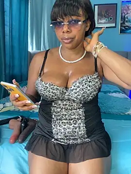 Monajuicy online show from 10.11.25