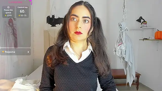 sashaa petit online show from 10.25.25