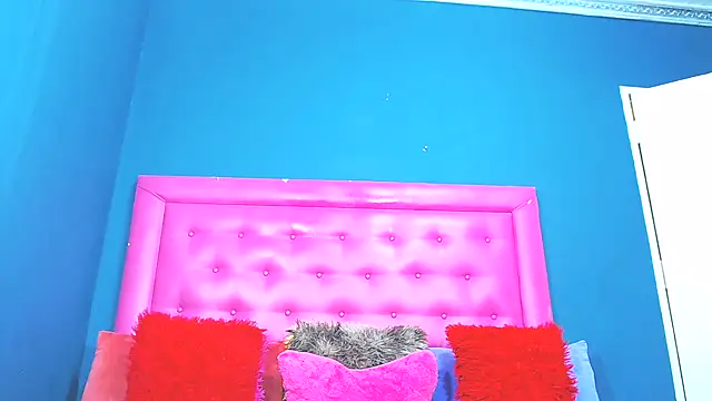 Snapshot of LoloQueen5 chatting on 02.15.26 LoloQueen5 online show from 02.15.26