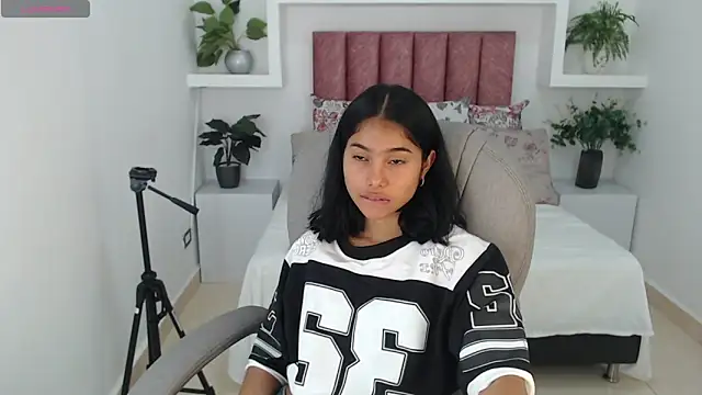 Snapshot of Milaa_Star_ chatting on 12.19.25 Milaa Star online show from 12.19.25