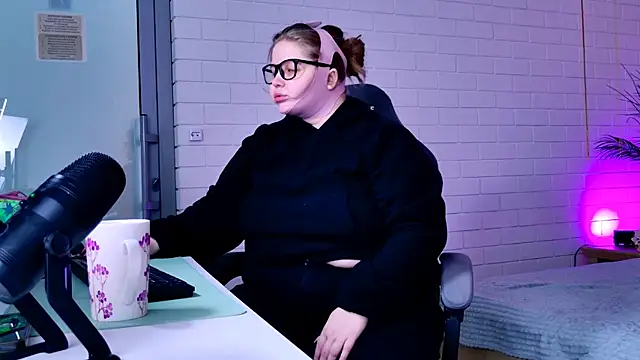 Snapshot of SladaDell chatting on 02.05.26 SladaDell online show from 02.05.26