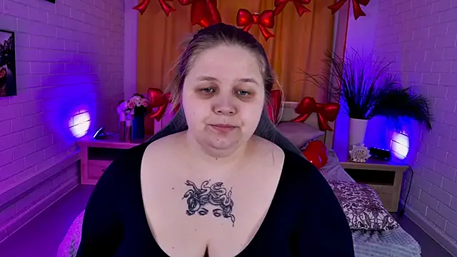 Snapshot of SladaDell chatting on 02.15.26 SladaDell online show from 02.15.26