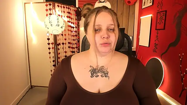 Snapshot of SladaDell chatting on 02.18.26 SladaDell online show from 02.18.26