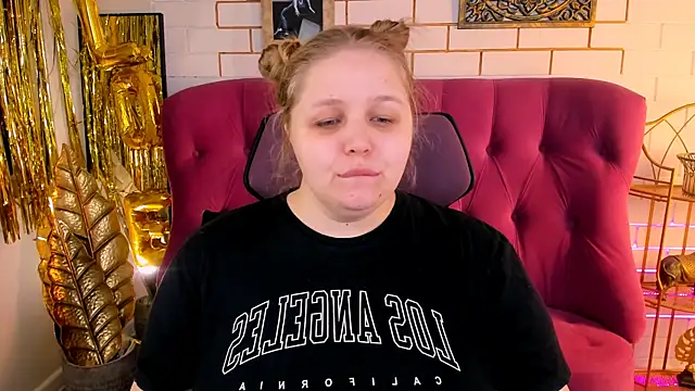 Snapshot of SladaDell chatting on 02.19.26 SladaDell online show from 02.19.26