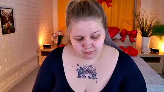 Snapshot of SladaDell chatting on 02.22.26 SladaDell online show from 02.22.26