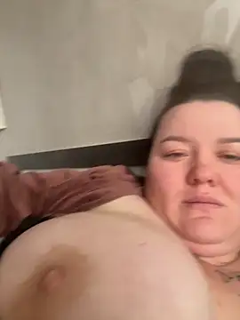 Snapshot of SunnyLeila2101 chatting on 12.05.25 SunnyLeila2101 online show from 12.05.25